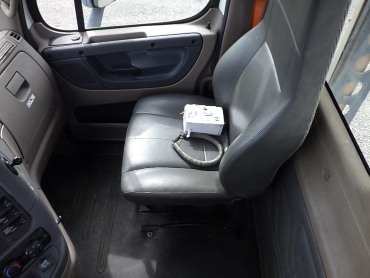 2013-freightliner-cascadia-113-image-50