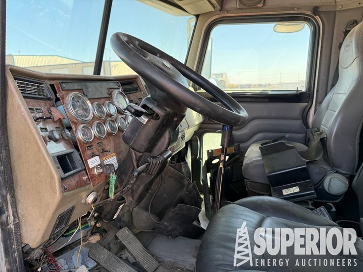 2006-peterbilt-335-image-16