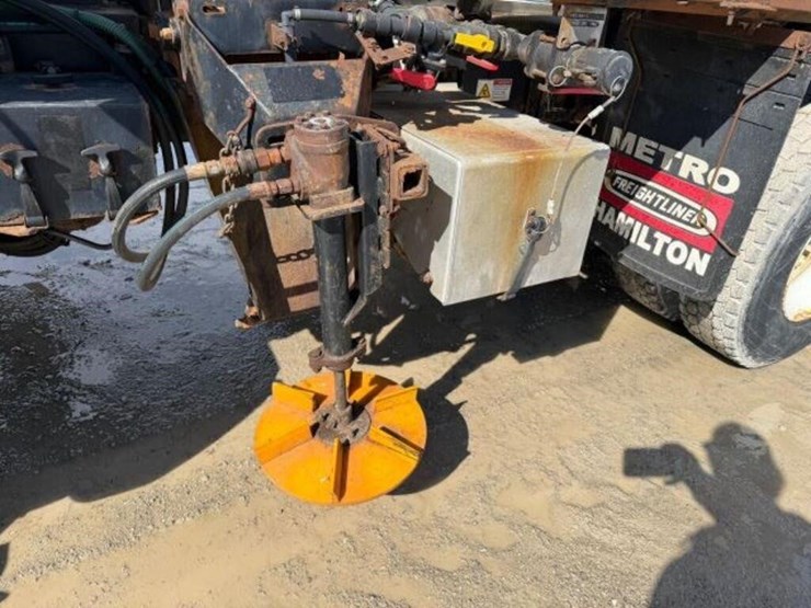 2013-freightliner-108sd-image-31