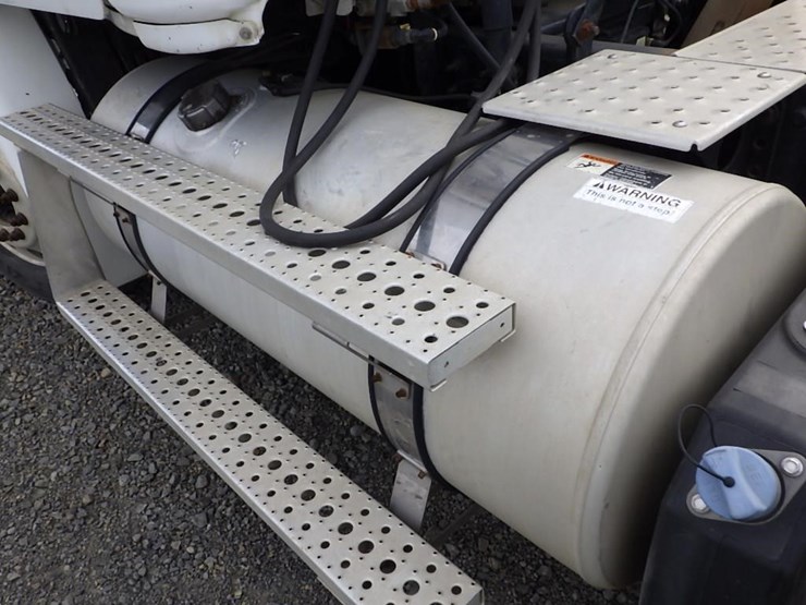 2013-freightliner-cascadia-113-image-29