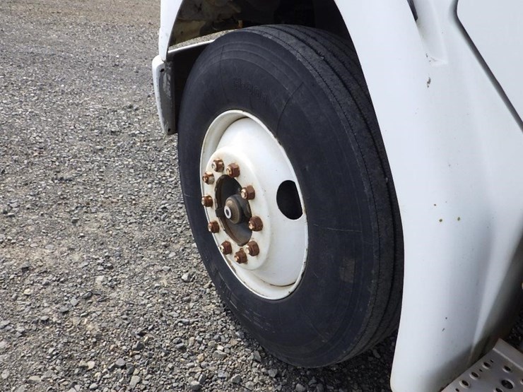 1996-freightliner-fl70-image-28