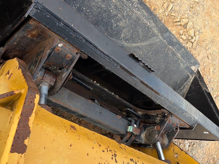 2015-caterpillar-299d-image-5