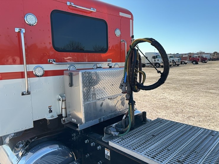 2022-peterbilt-389-image-9