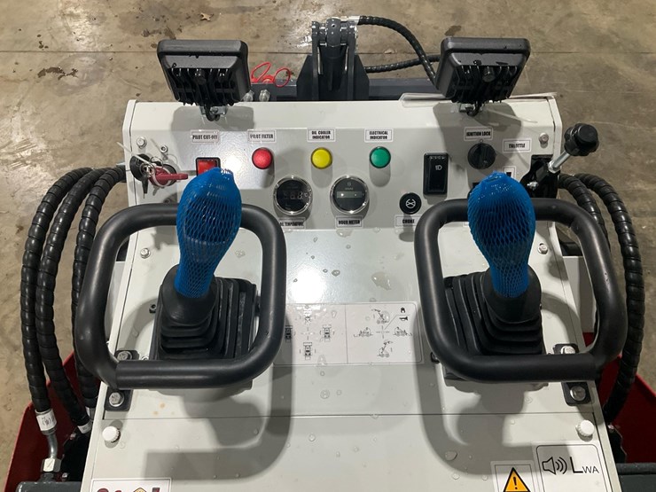 #1003-•-unused-2025-bttl-st28h-6-mini-skid-loader-image-11