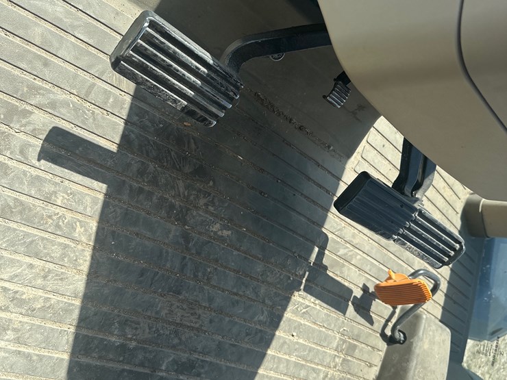 2016-john-deere-8320r-image-13