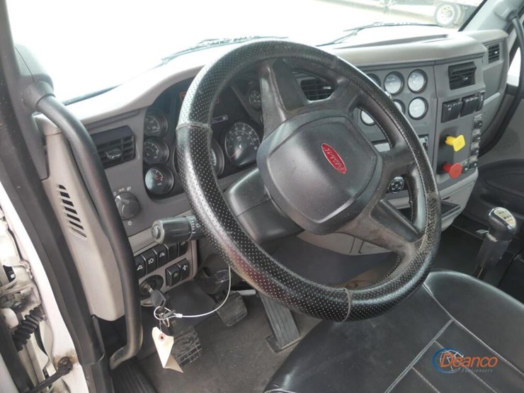 2017-peterbilt-567-image-15