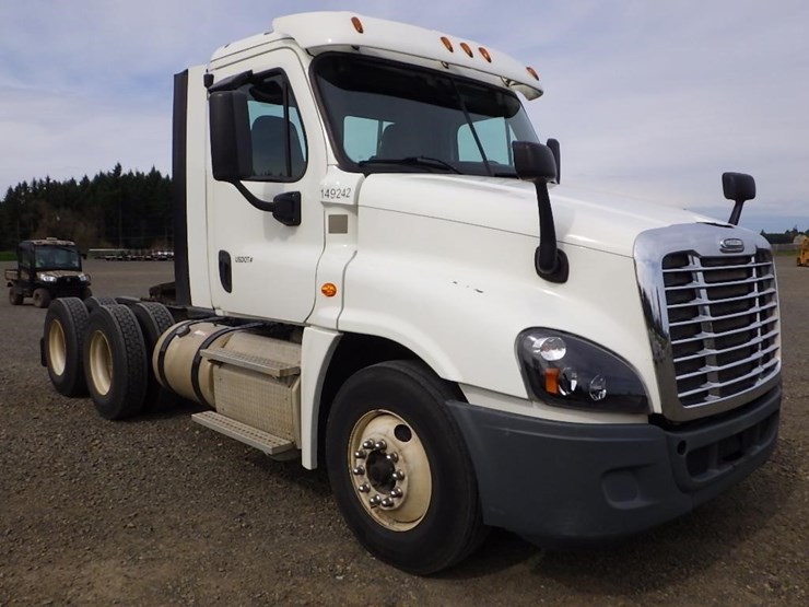 2016-freightliner-cascadia-125-image-3