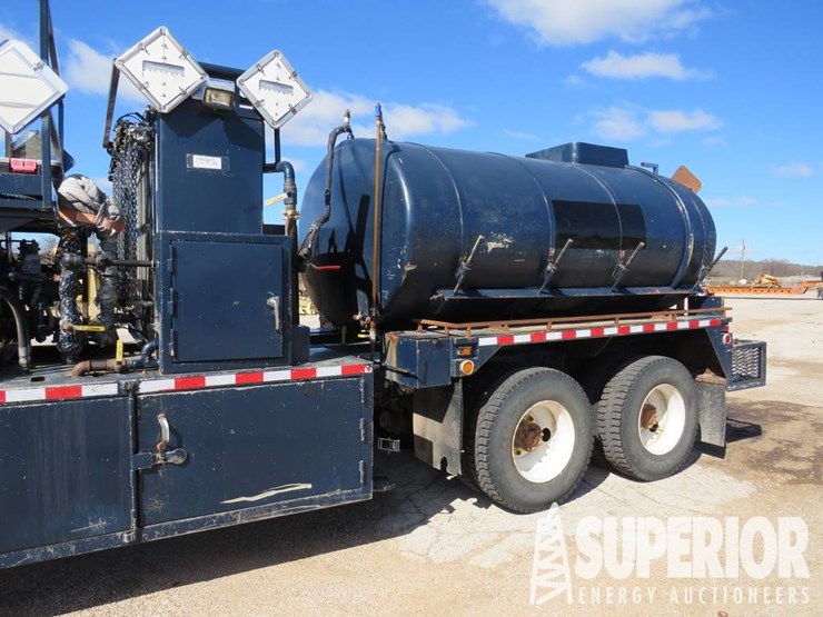 2010-peterbilt-365-image-10