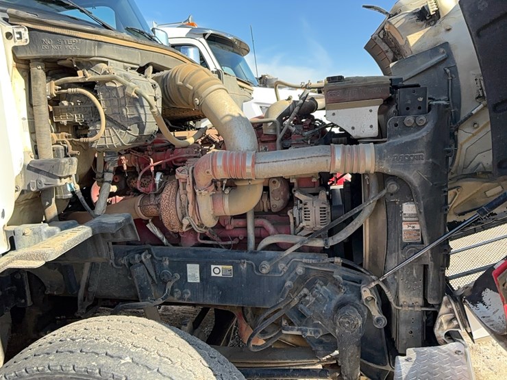 2015-peterbilt-567-image-23