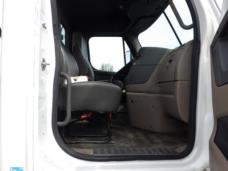 2013-freightliner-cascadia-113-image-30