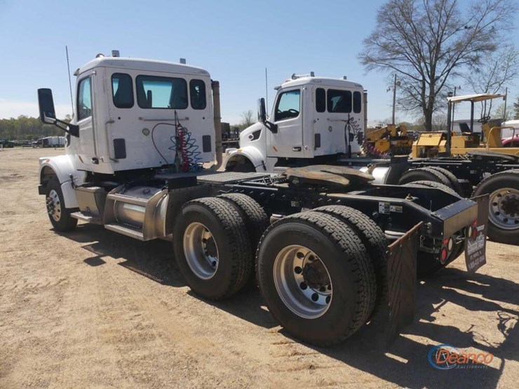 2017-peterbilt-567-image-3