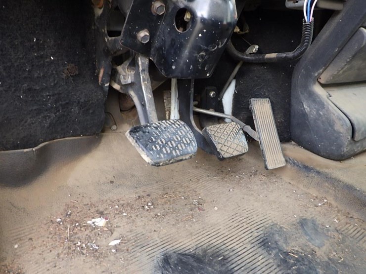 1996-freightliner-fl70-image-34