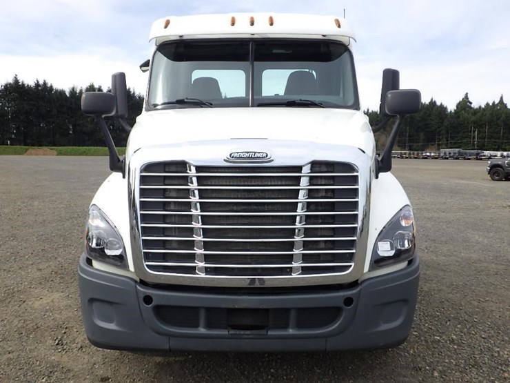 2016-freightliner-cascadia-125-image-2