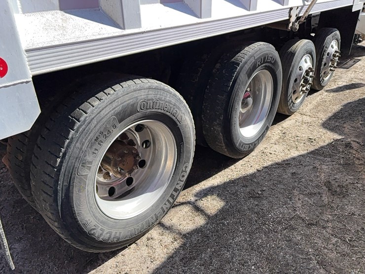 2015-peterbilt-567-image-5