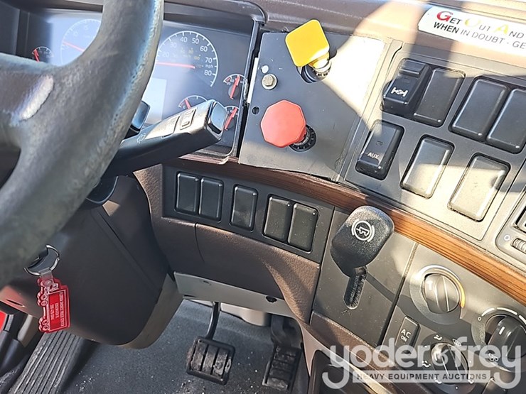 2015-volvo-vnl42t300-image-38