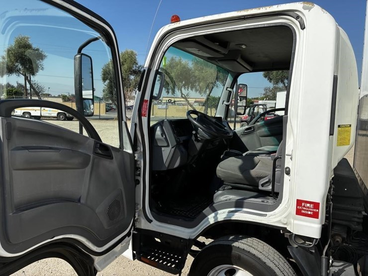 2013-isuzu-npr-image-15