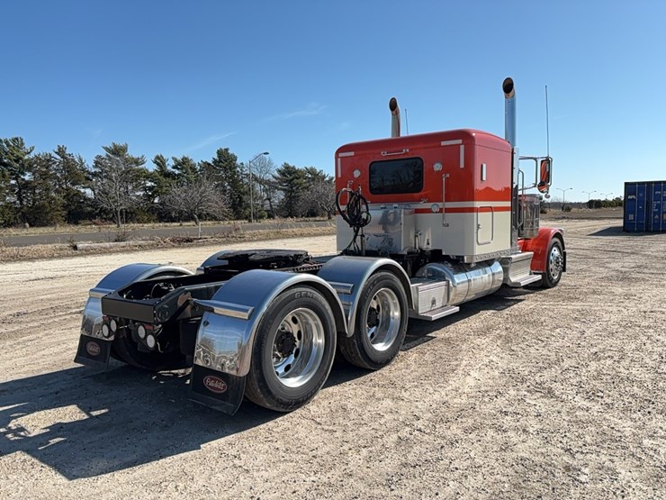 2022-peterbilt-389-image-3