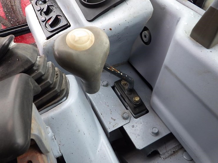 2013-yanmar-vio35-5b-image-40