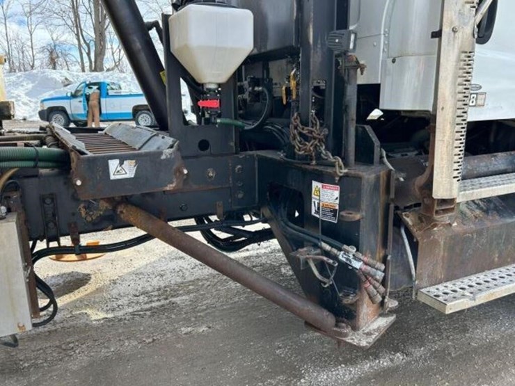 2013-freightliner-108sd-image-55