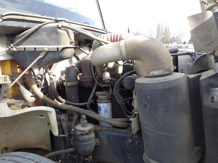 1996-freightliner-fl70-image-17