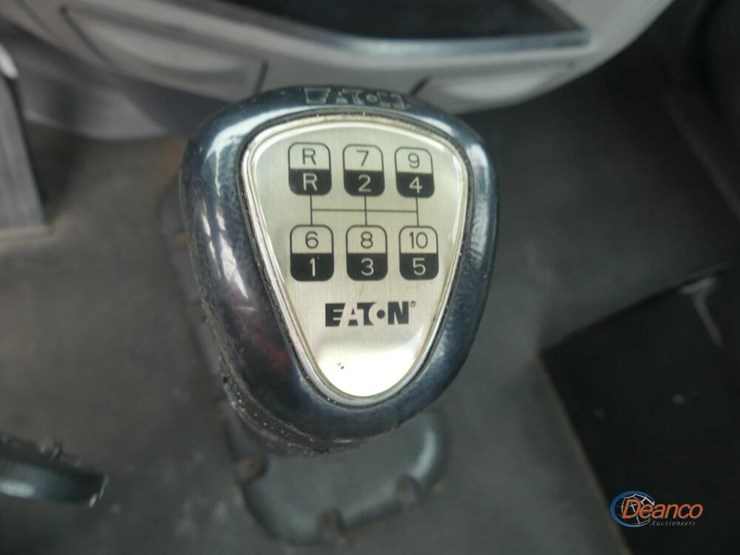 2017-peterbilt-567-image-18