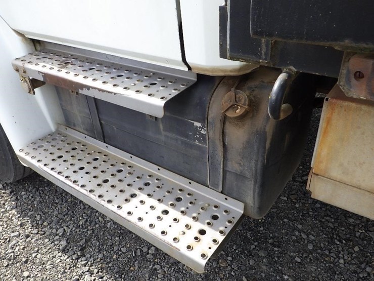 1996-freightliner-fl70-image-23