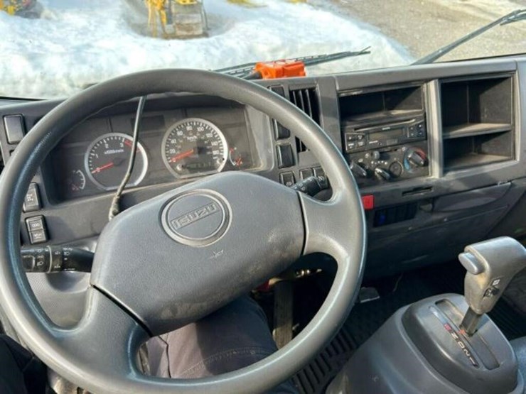 2015-isuzu-nrr-image-13