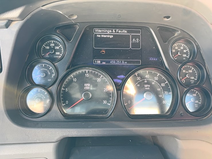 2015-peterbilt-567-image-19