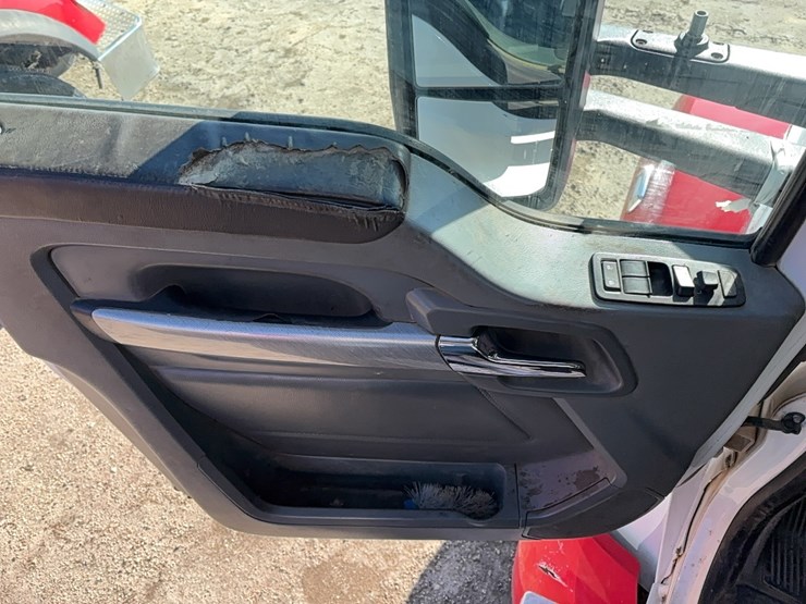 2014-kenworth-t880-image-15