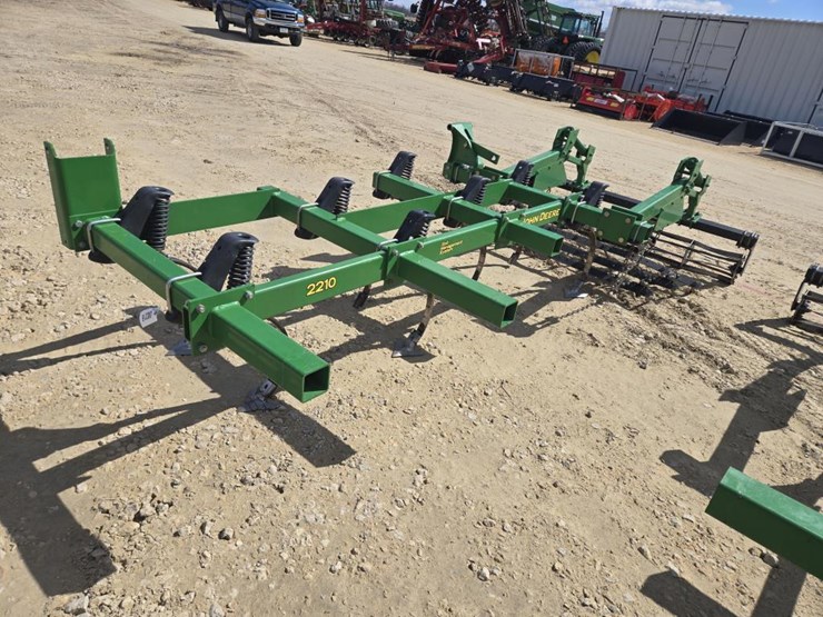 john-deere-2210-image-3