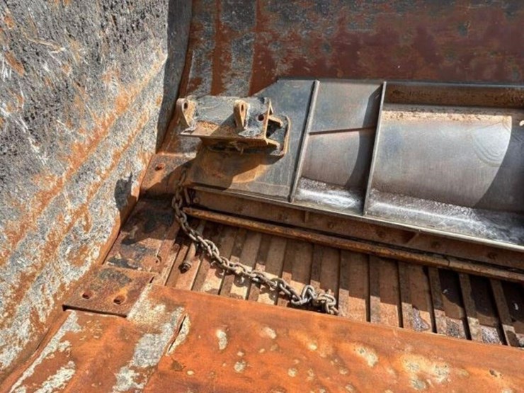 2013-freightliner-108sd-image-40