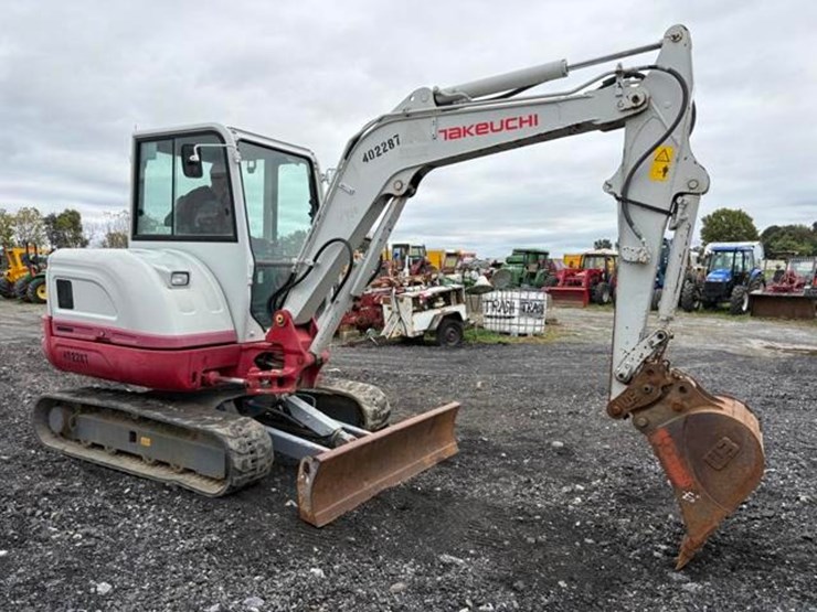 2017-takeuchi-tb240-image-10