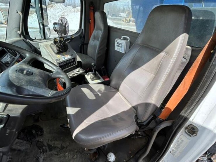 2013-freightliner-108sd-image-18