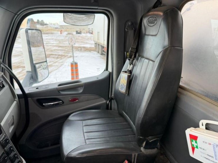 2017-peterbilt-567-image-16