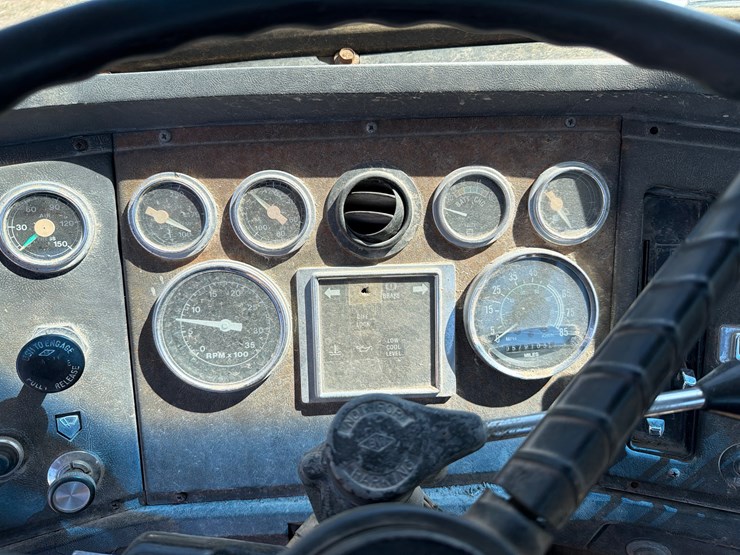 1989-ford-l9000-image-17