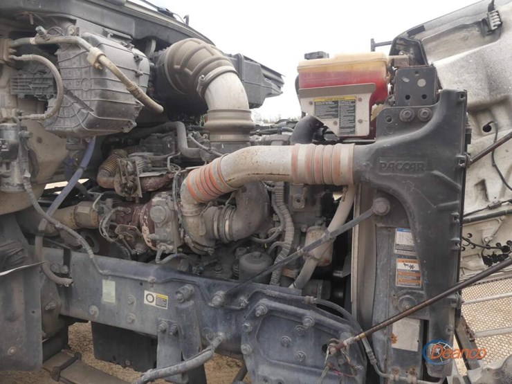 2017-peterbilt-567-image-11