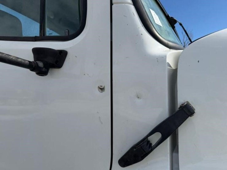 2013-freightliner-108sd-image-71