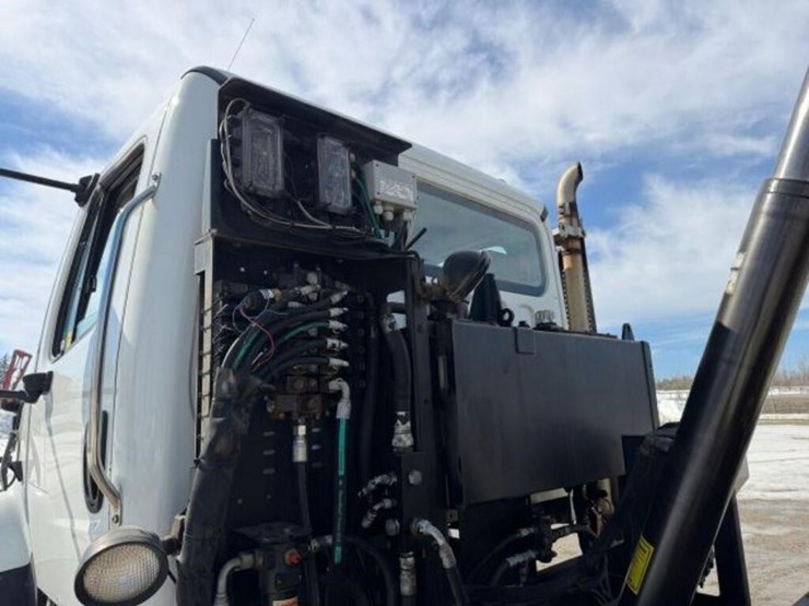 2013-freightliner-108sd-image-28