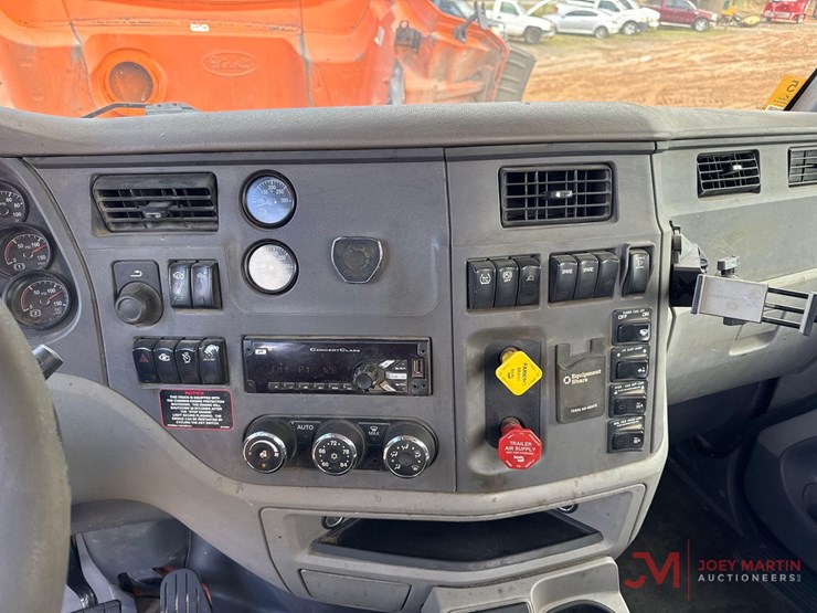 2017-peterbilt-rollback-truck-image-30