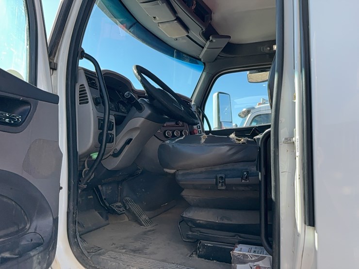 2015-peterbilt-567-image-14