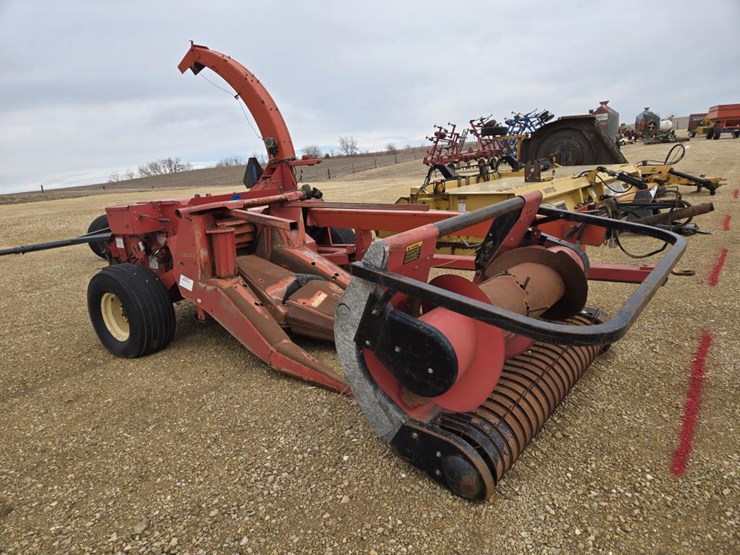#7939-•-new-idea-pull-type-chopper-w/-2-row-30"-corn-head-image-1