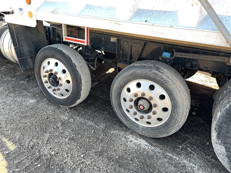 2015-peterbilt-567-image-9