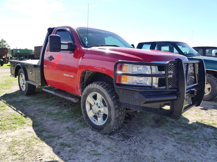 2013-chevrolet-silverado-2500-image-2