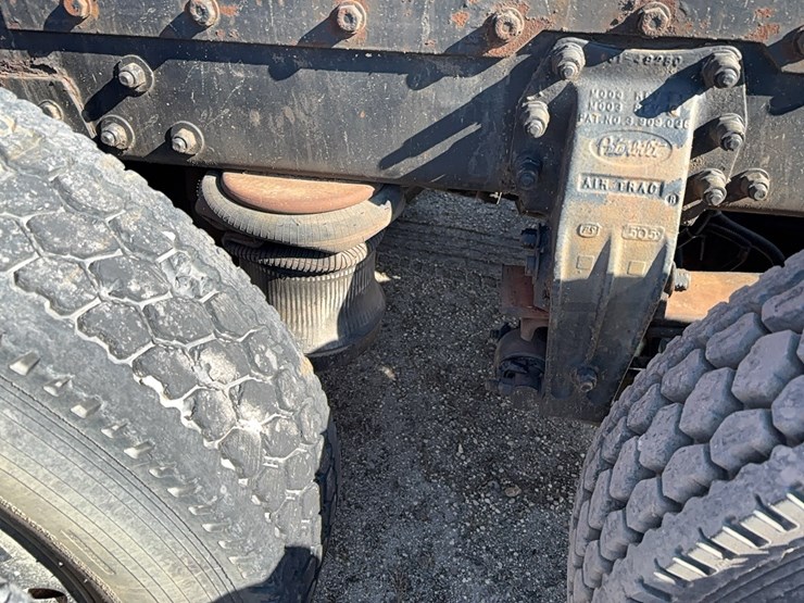 1996-peterbilt-385-image-8