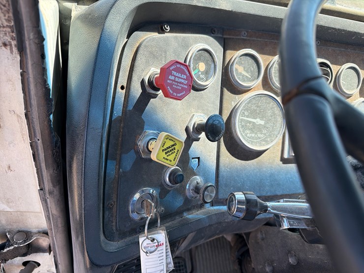 1989-ford-l9000-image-18