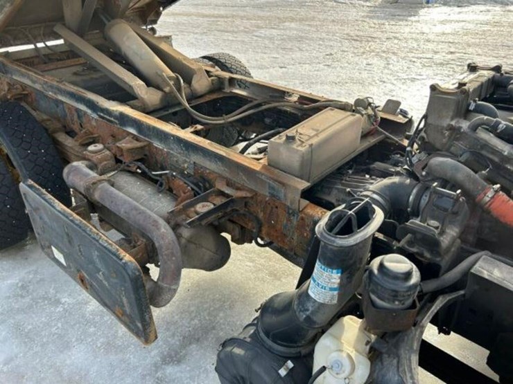 2015-isuzu-nrr-image-34