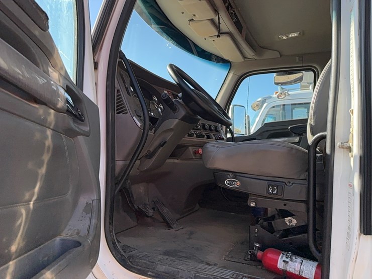 2014-kenworth-t880-image-11