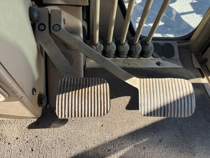 2005-caterpillar-143h-image-27