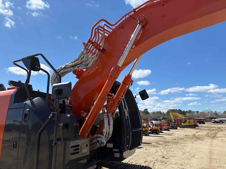 2020-hitachi-zx225usrk-image-13