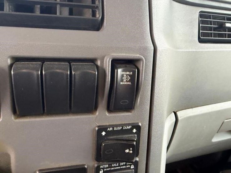 2017-peterbilt-567-image-18